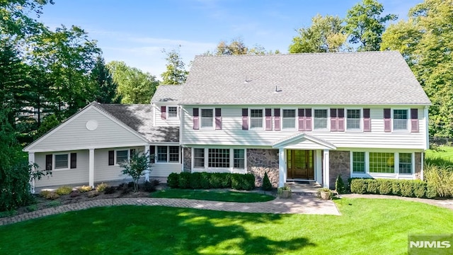 colonial house featuring a front yard