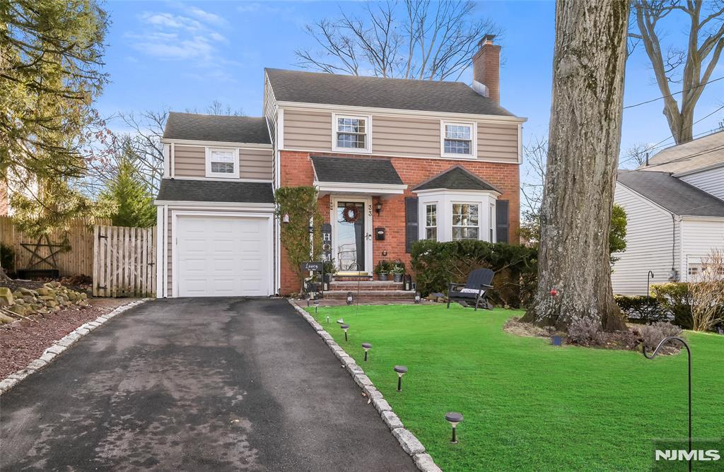 view of front facade featuring a front lawn and a garage