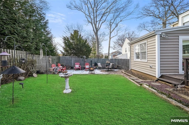 view of yard featuring a fire pit