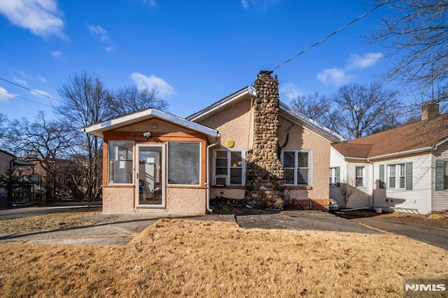 view of front of house featuring a front lawn