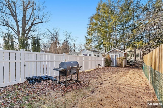 view of yard featuring an outbuilding