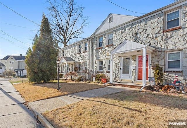 view of front of house with a front lawn