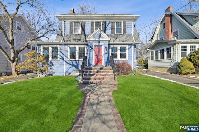 view of front of home featuring a front yard