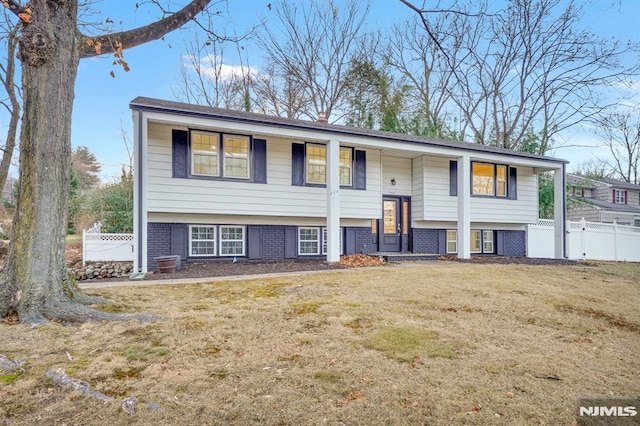 split foyer home with a front yard