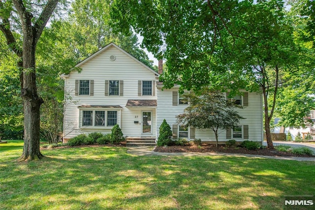 view of front of house featuring a front lawn