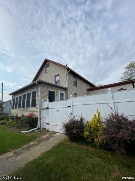 view of front facade featuring a front lawn