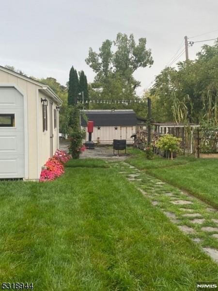 view of yard featuring an outbuilding