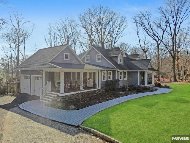 view of front of house featuring a front lawn and a garage