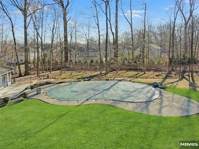 view of swimming pool with a lawn