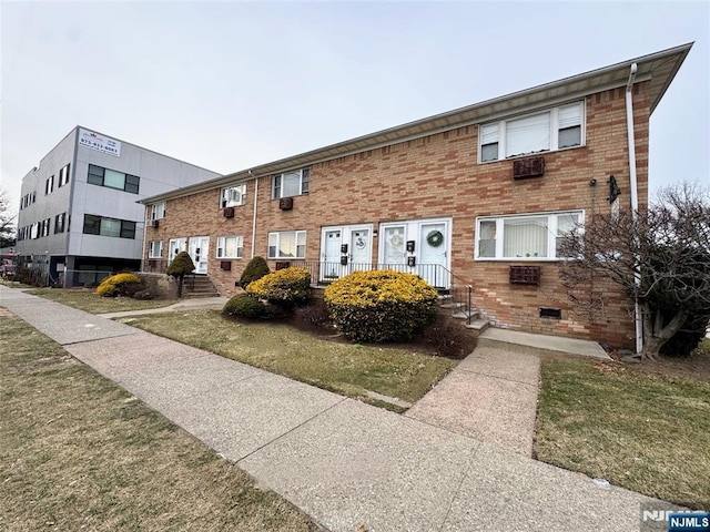 view of front of house with a front yard