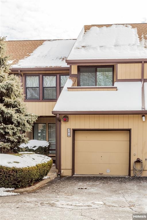 view of front facade featuring a garage