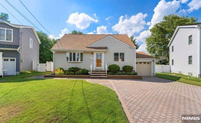 view of front of property featuring a front yard