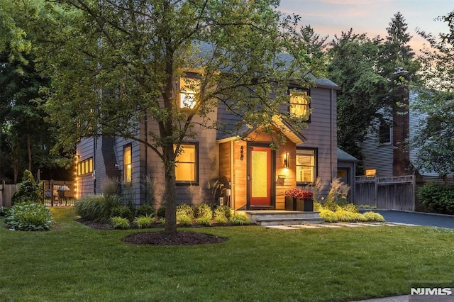 view of front of house featuring a lawn