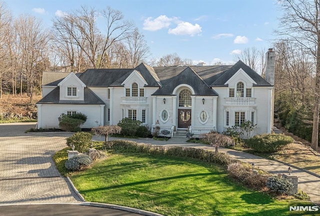 view of front of home featuring a front yard