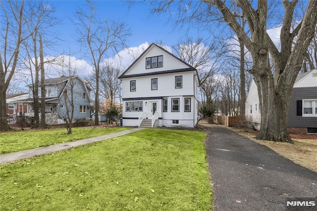 view of front facade with a front lawn and driveway