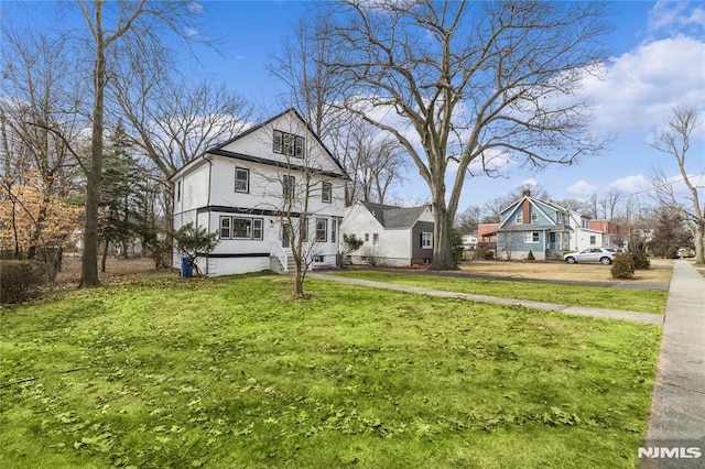 view of front of home featuring a front lawn