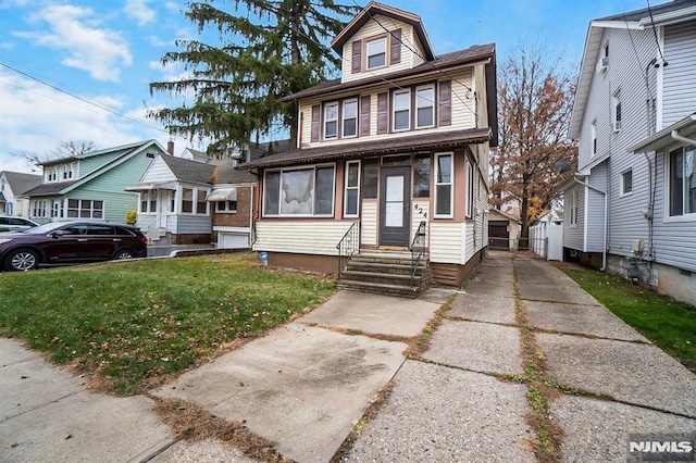 view of front of property featuring a front lawn