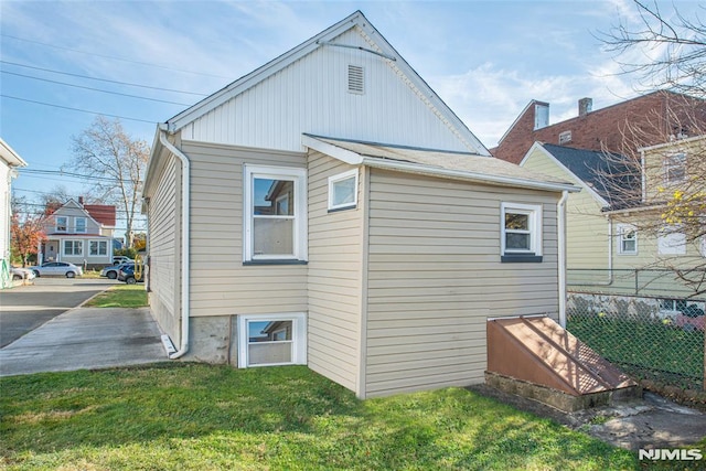 view of side of property featuring a lawn