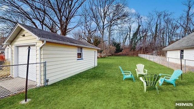 view of yard featuring an outdoor structure