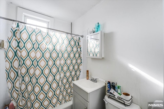 full bathroom featuring toilet, vanity, and shower / tub combo