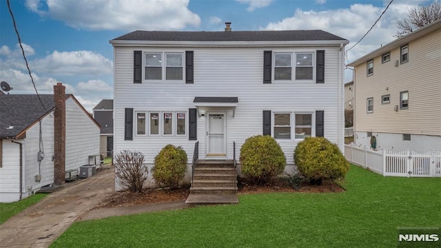 view of front of house featuring a front yard