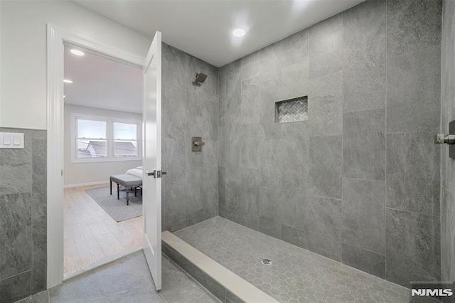 bathroom featuring a tile shower