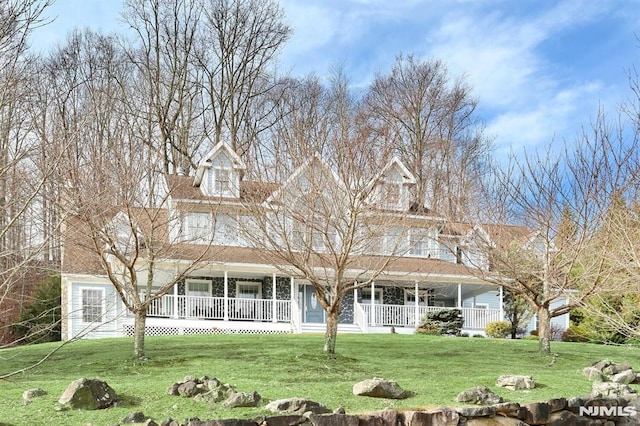 view of front of property featuring a porch and a front lawn