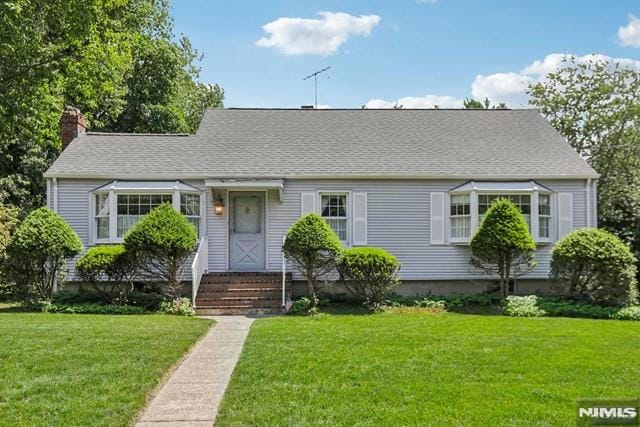 view of front of property featuring a front lawn