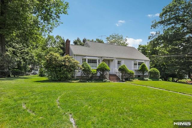 view of front of home featuring a front lawn