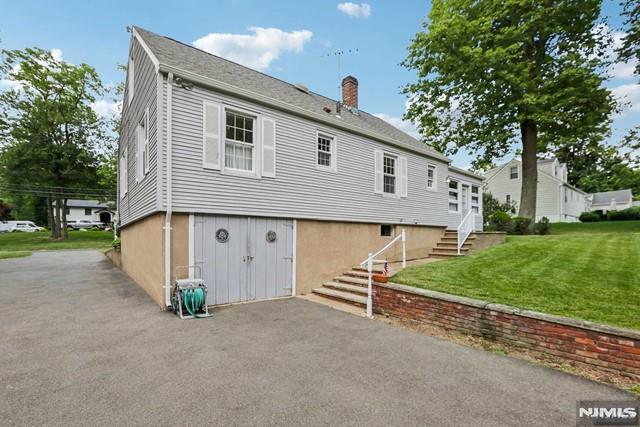 view of front of home featuring a front yard