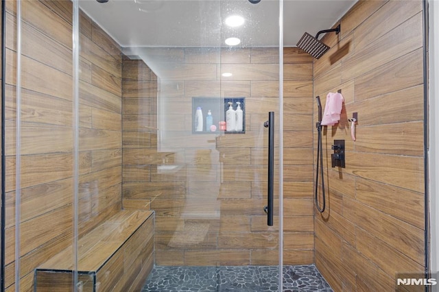 bathroom featuring a tile shower