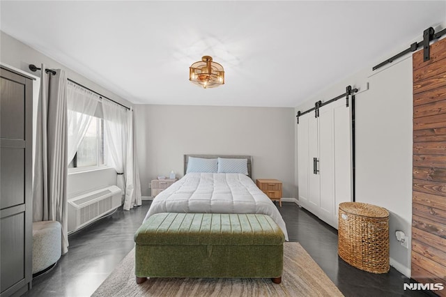 bedroom featuring a barn door