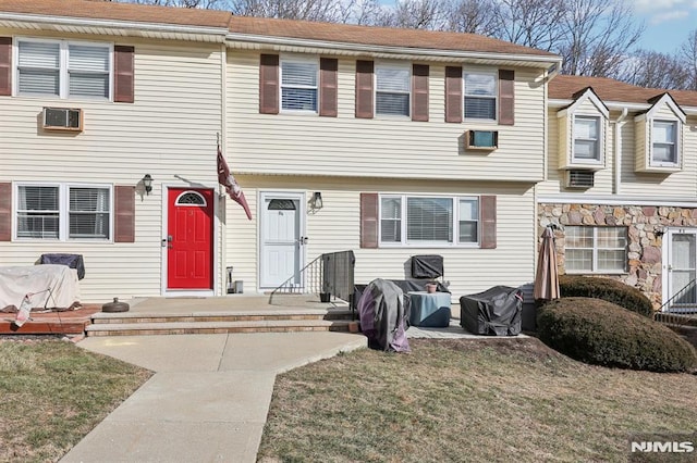 view of front facade featuring a front yard