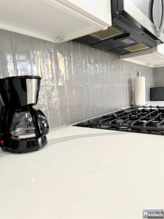 kitchen with gas cooktop and backsplash