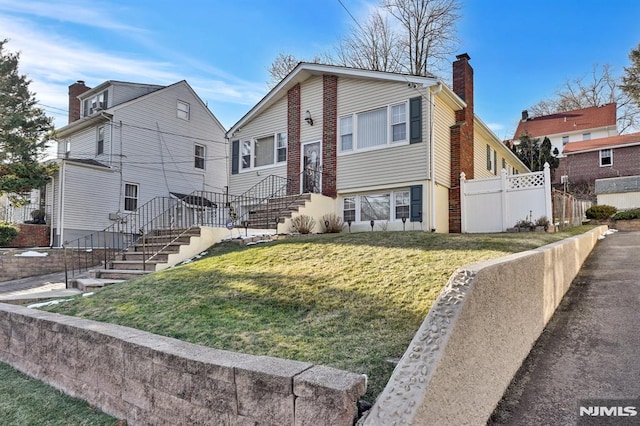 view of front of property with a front yard