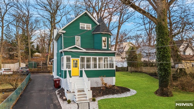 view of front of house with a front lawn