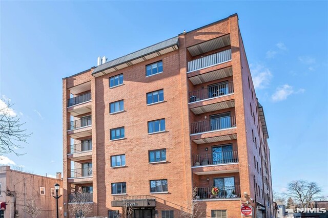 Listing photo 2 for 633 Palisade Ave Unit 2F, Cliffside Park NJ 07010