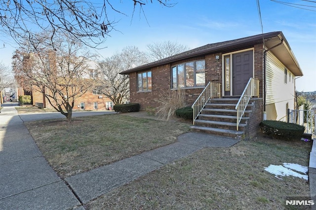 view of front of house featuring a front yard