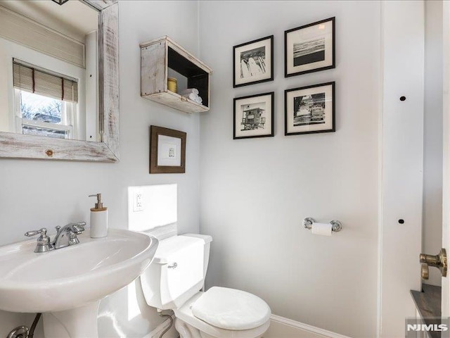 bathroom featuring toilet and sink