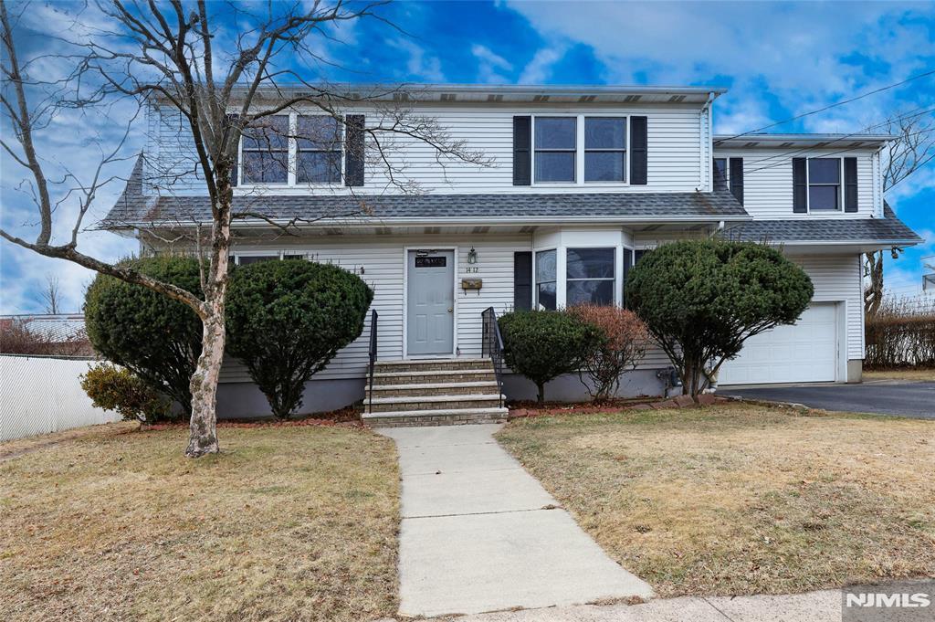 view of front of house with a garage and a front yard