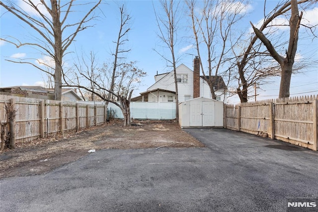 view of yard featuring a storage unit