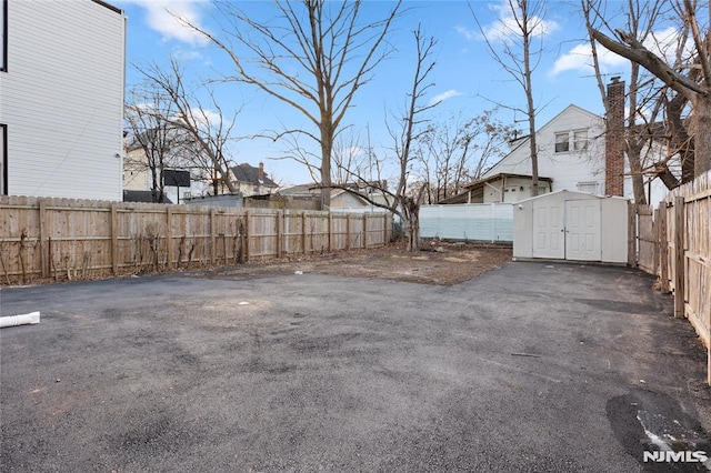 view of yard with a storage unit