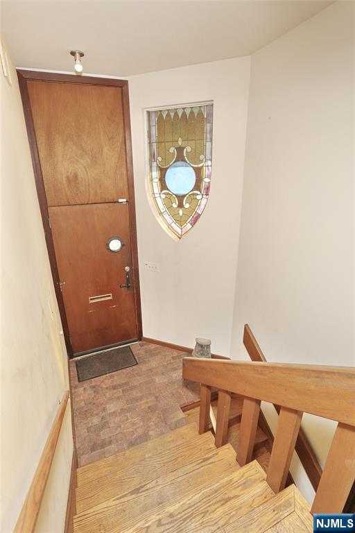 entryway featuring baseboards