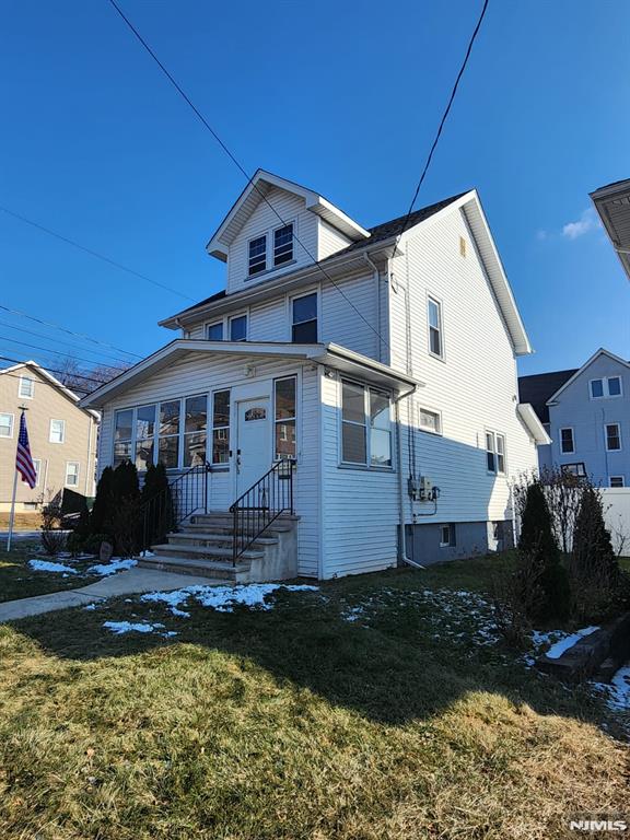 view of front of property with a front yard