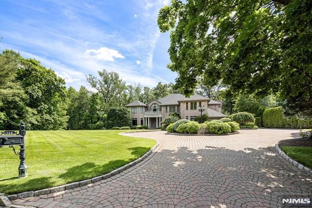 bi-level home featuring a front yard