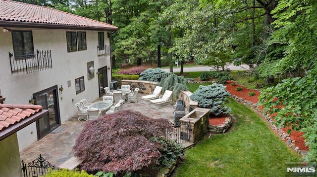 view of yard with a patio area