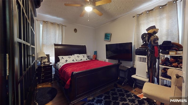 bedroom with ceiling fan, a textured ceiling, and vaulted ceiling