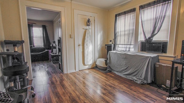 foyer entrance featuring cooling unit, dark hardwood / wood-style flooring, and crown molding