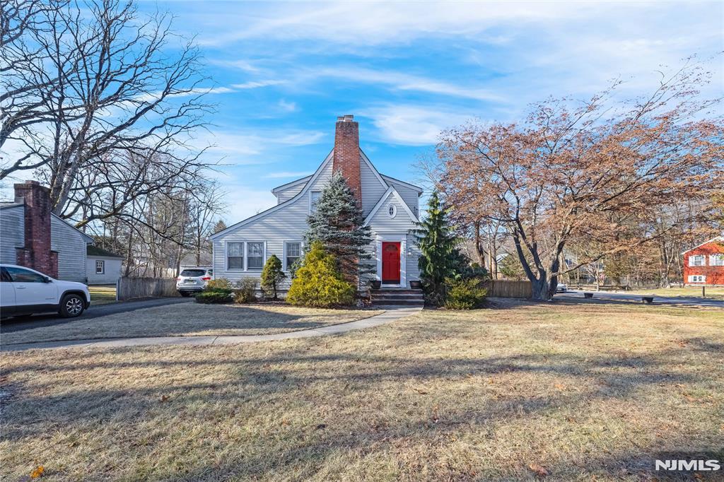 view of front facade with a front yard