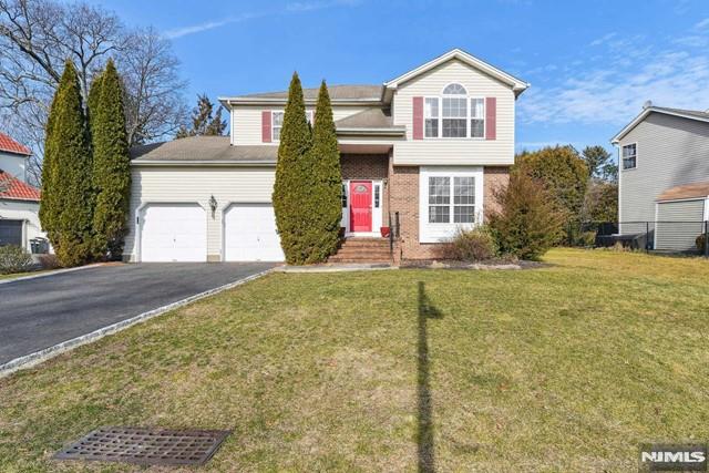 view of front property featuring a garage and a front yard